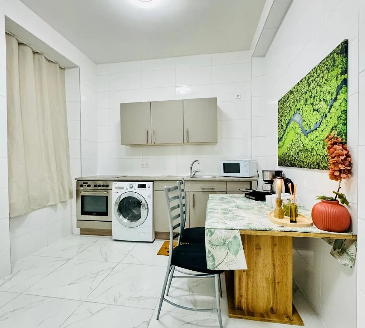Comfortable 5Br Shared Apt 10 Minute Walk To Matzleinsdorfer Platz Vienna 0*,  Austria